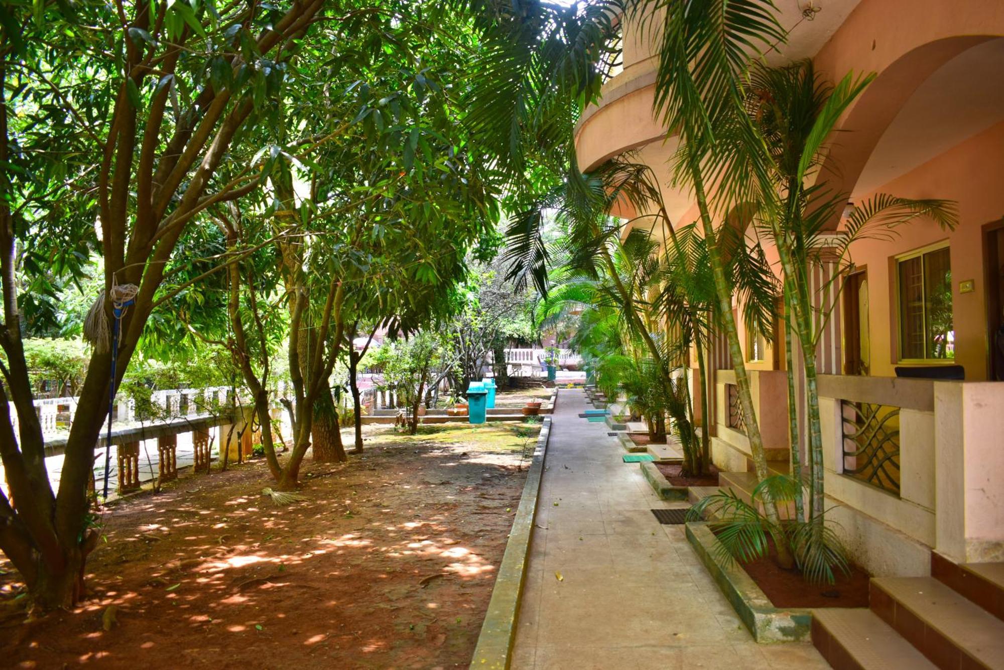 Jains Royal Palace Resorts Yelagiri Buitenkant foto