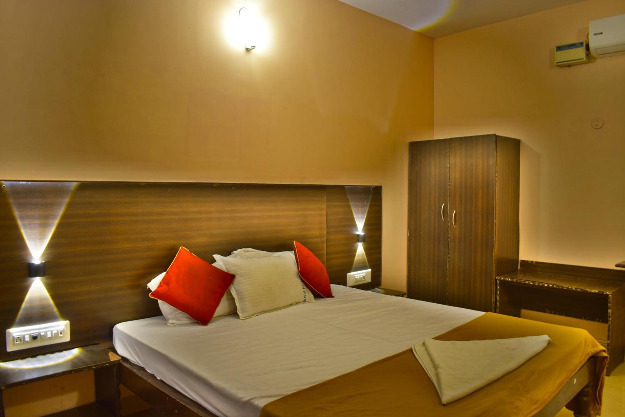 Jains Royal Palace Resorts Yelagiri Buitenkant foto